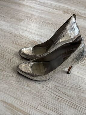 Report Signature Metallic Silver Snakeskin-Textured Pointed Pumps